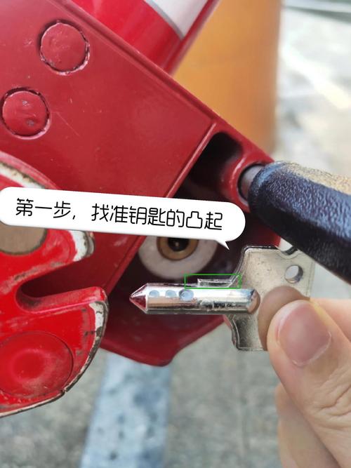 如何用一根牙签开锁 开锁小技巧10秒开锁视频