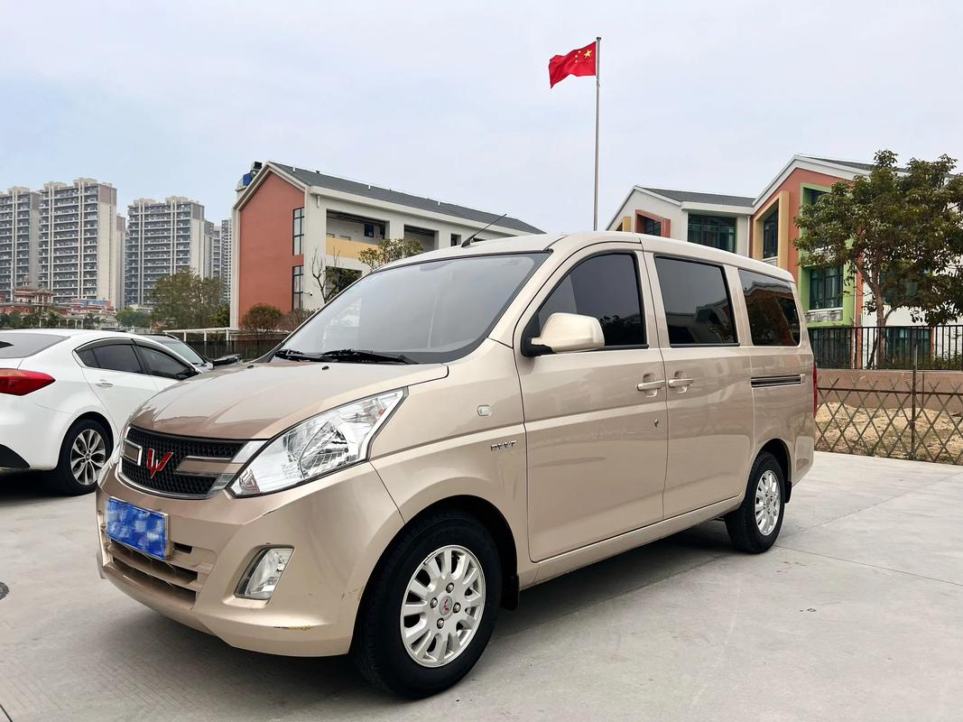 五菱荣光最新款面包车／五菱荣光中面车报价